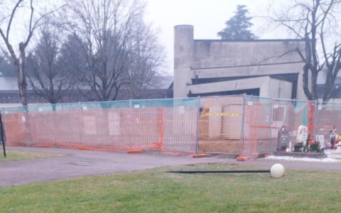 Furto al cimitero comunale di Buccinasco, rubato un escavatore dal cantiere