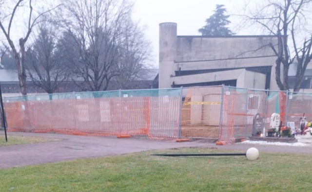 Furto al cimitero comunale di Buccinasco, rubato un escavatore dal cantiere