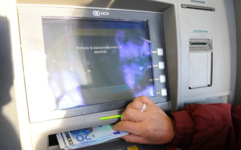 Tentano furto a donna anziana mentre preleva al bancomat: 19enne arrestato, il complice in fuga