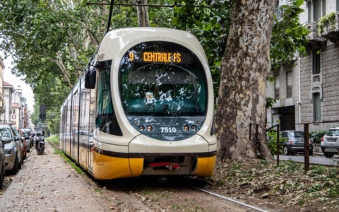 Borseggi sul tram a Milano, colto sul fatto e arrestato dalla Squadra Mobile