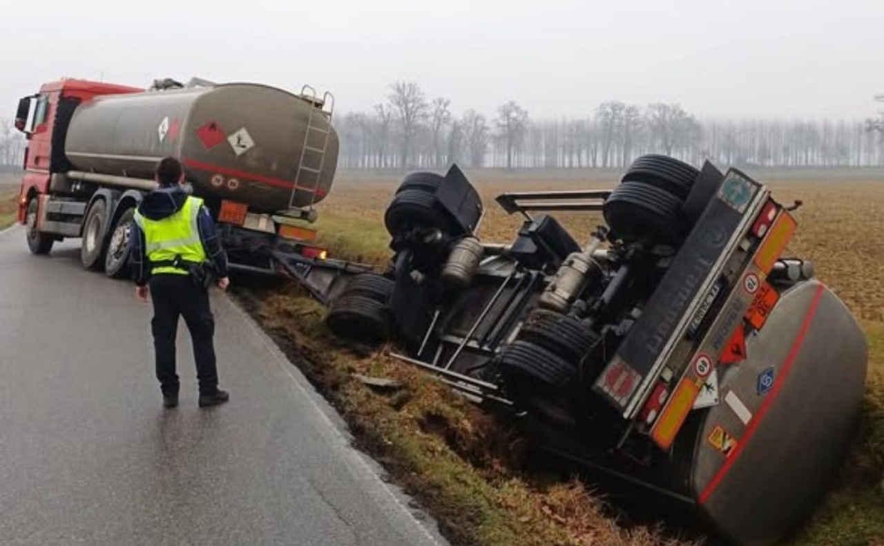 Autocisterna si ribalta, chiusa la SC 113 tra Borgo Vione e Lacchiarella