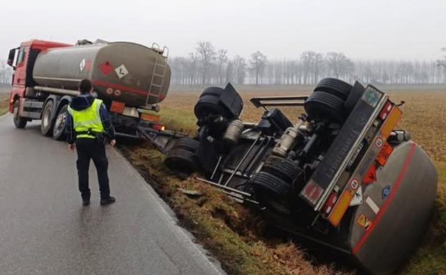 Autocisterna si ribalta, chiusa la SC 113 tra Borgo Vione e Lacchiarella