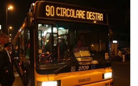 La rissa finisce a coltellate sul filobus 90, sabato sera di paura per l’autista e i passeggeri sul mezzo