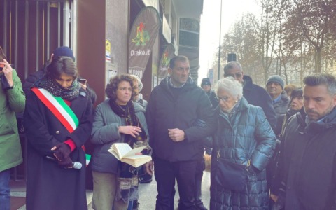 Liliana Segre alla posa delle Pietre d’Inciampo in ricordo della famiglia Morais: “A San Vittore papà mi affidò a loro”