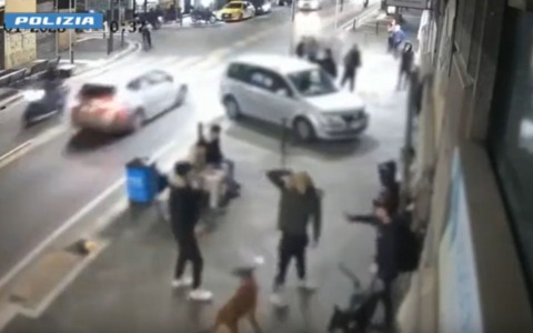 Aggrediscono e rapinano due giovani con catena, coltello e un cane di grossa taglia: due arresti a Milano