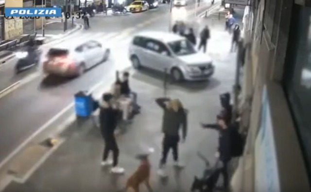 Aggrediscono e rapinano due giovani con catena, coltello e un cane di grossa taglia: due arresti a Milano