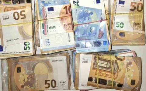 Auto in panne fa scoprire un deposito di droga: due arresti, sequestrati 81mila euro e 1,7 kg di hashish