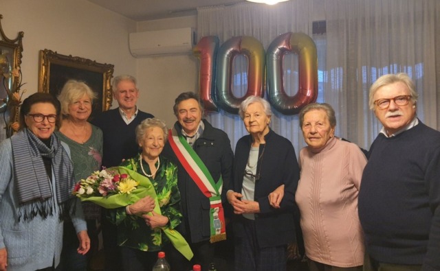 Livia Gazzo spegne 100 candeline ad Assago: un secolo di vita tra autonomia, sorrisi e memoria