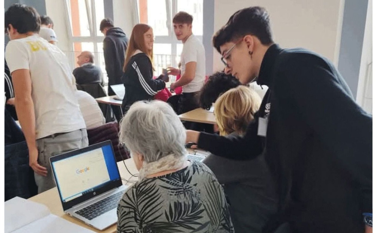 Sta per partire una nuova edizione di ABC DIGITAL-Nonni Digitali: studenti e over 60 insieme per imparare il web