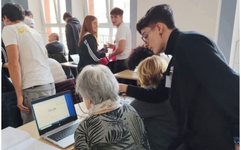 Sta per partire una nuova edizione di ABC DIGITAL-Nonni Digitali: studenti e over 60 insieme per imparare il web