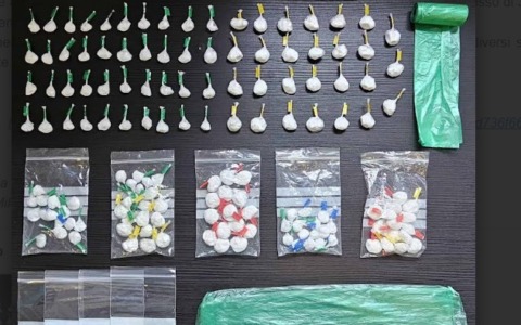 Scambio di droga in strada, scatta l’arresto