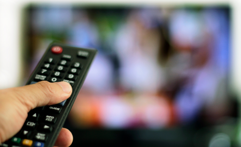 Quando il telegiornale entra in casa e cambia il modo in cui sentiamo il mondo