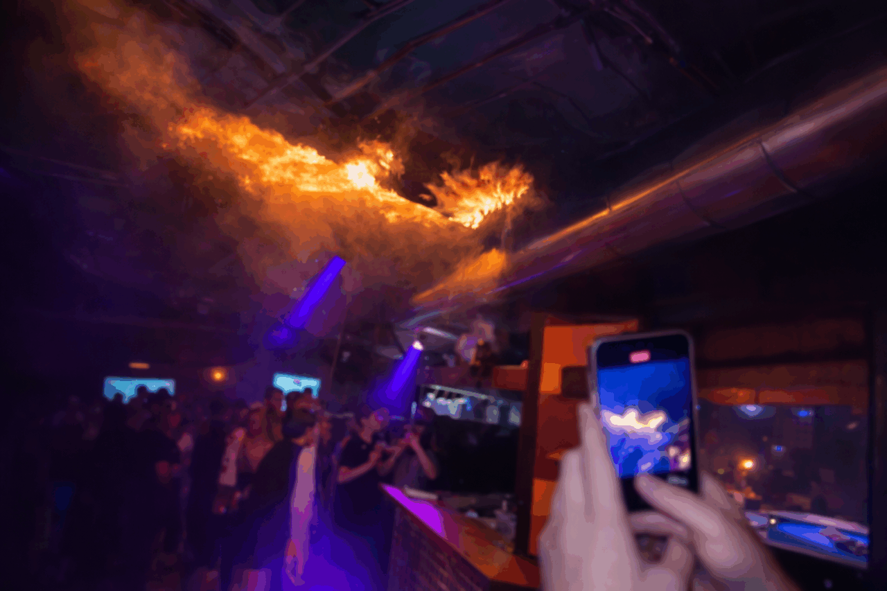 La tragedia di Capodanno a Crans-Montana: lo schermo come rifugio