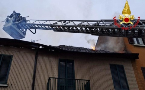 Fiamme in un appartamento a Milano, due anziani evacuati dai vigili del fuoco