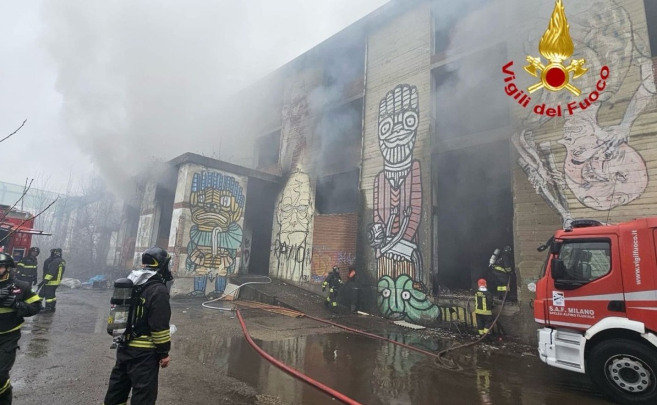 Fiamme in uno stabile abbandonato tra Milano e Cormano, salvati quattro clochard
