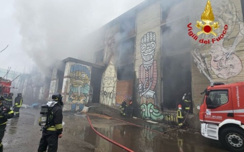 Fiamme in uno stabile abbandonato tra Milano e Cormano, salvati quattro clochard