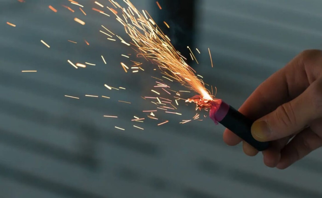 Esplode un fuoco d’artificio: 12enne perde una mano, ferito un coetaneo