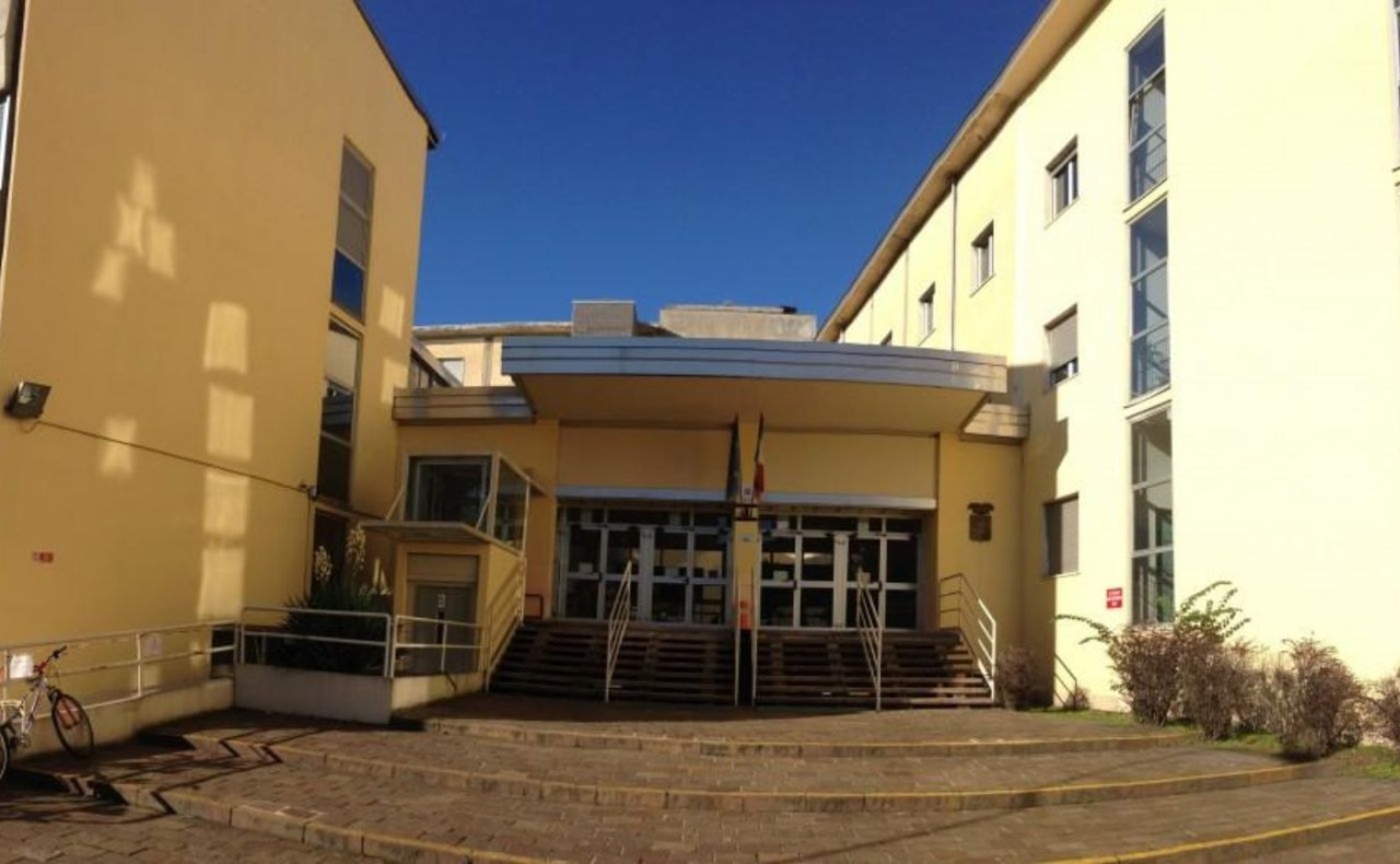 Rissa a scuola tra due studenti: ferisce il compagno con un taglierino