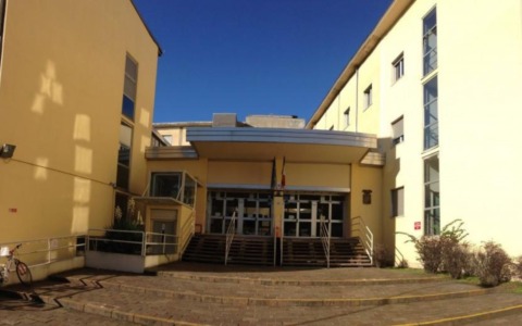 Rissa a scuola tra due studenti: ferisce il compagno con un taglierino