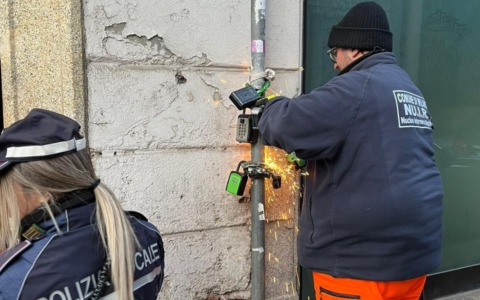 In corso a Milano la rimozione di oltre 70 cassette portachiavi keybox, la maggior parte di queste nel Municipio 5