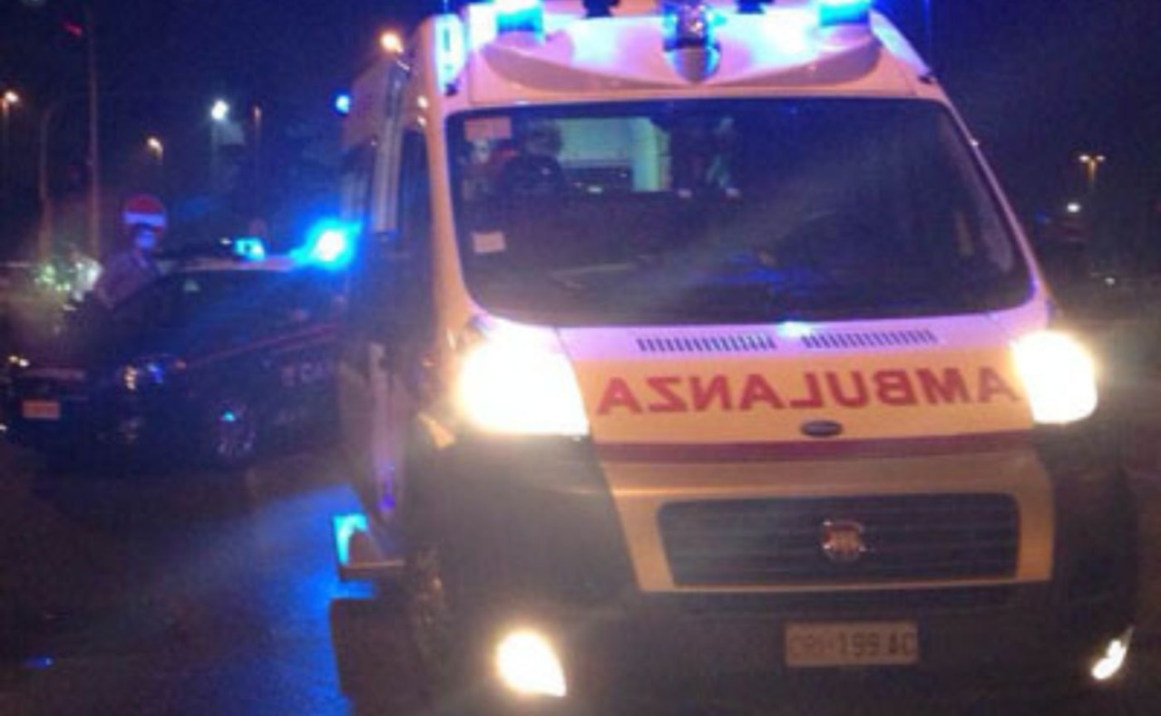 Dramma nella notte a Rozzano: trovato morto in casa un uomo di 70 anni con segni di coltellate