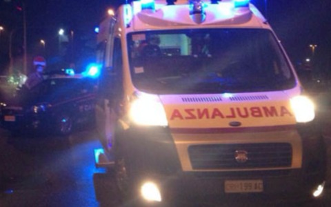 Dramma nella notte a Rozzano: trovato morto in casa un uomo di 70 anni con segni di coltellate