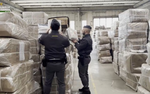 Maxi sequestro di più di 65.000 capi di abbigliamento griffato Armani nel sud Milano