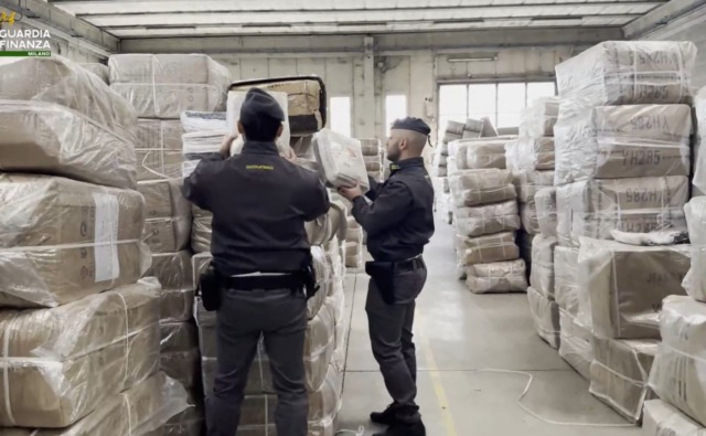 Maxi sequestro di più di 65.000 capi di abbigliamento griffato Armani nel sud Milano