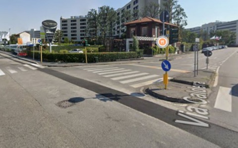 Schianto tra tre veicoli all’incrocio in via Novara: donna in coma