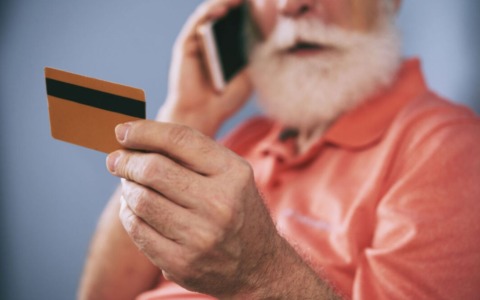 Prima si presentano come tecnici del gas, poi forze dell’ordine e portano via denaro e gioielli: un ciclo di incontri dal Comune per difendersi dalle truffe