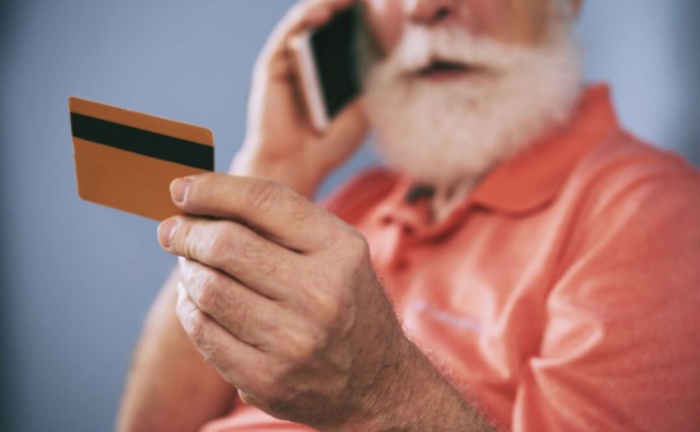 Prima si presentano come tecnici del gas, poi forze dell’ordine e portano via denaro e gioielli: un ciclo di incontri dal Comune per difendersi dalle truffe