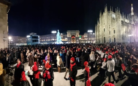 Ugualmente Artisti festeggia i 10 anni incantando in piazza Duomo. E Francesco viene premiato in Senato