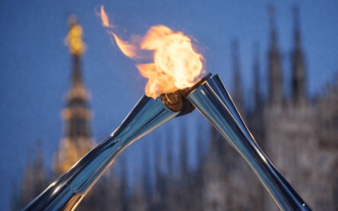 Ultima giornata della fiaccola olimpica che attraversa Milano con il gran finale sull’acqua del Naviglio