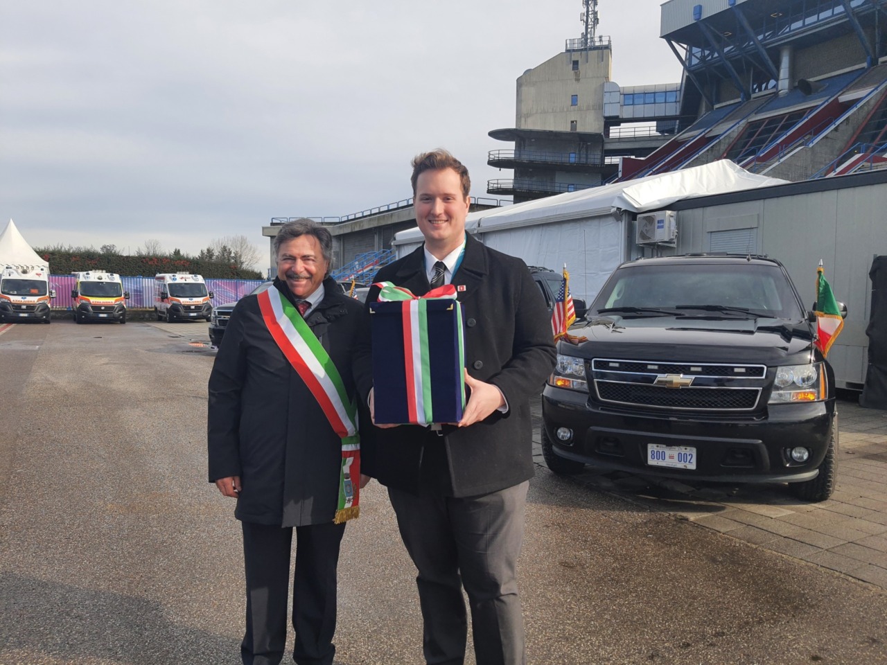 Una scultura in miniatura, simbolo della città di Assago, è il cadeau del Comune per il vicepresidente J.D. Vance