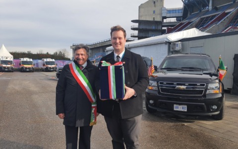 Una scultura in miniatura, simbolo della città di Assago, è il cadeau del Comune per il vicepresidente J.D. Vance