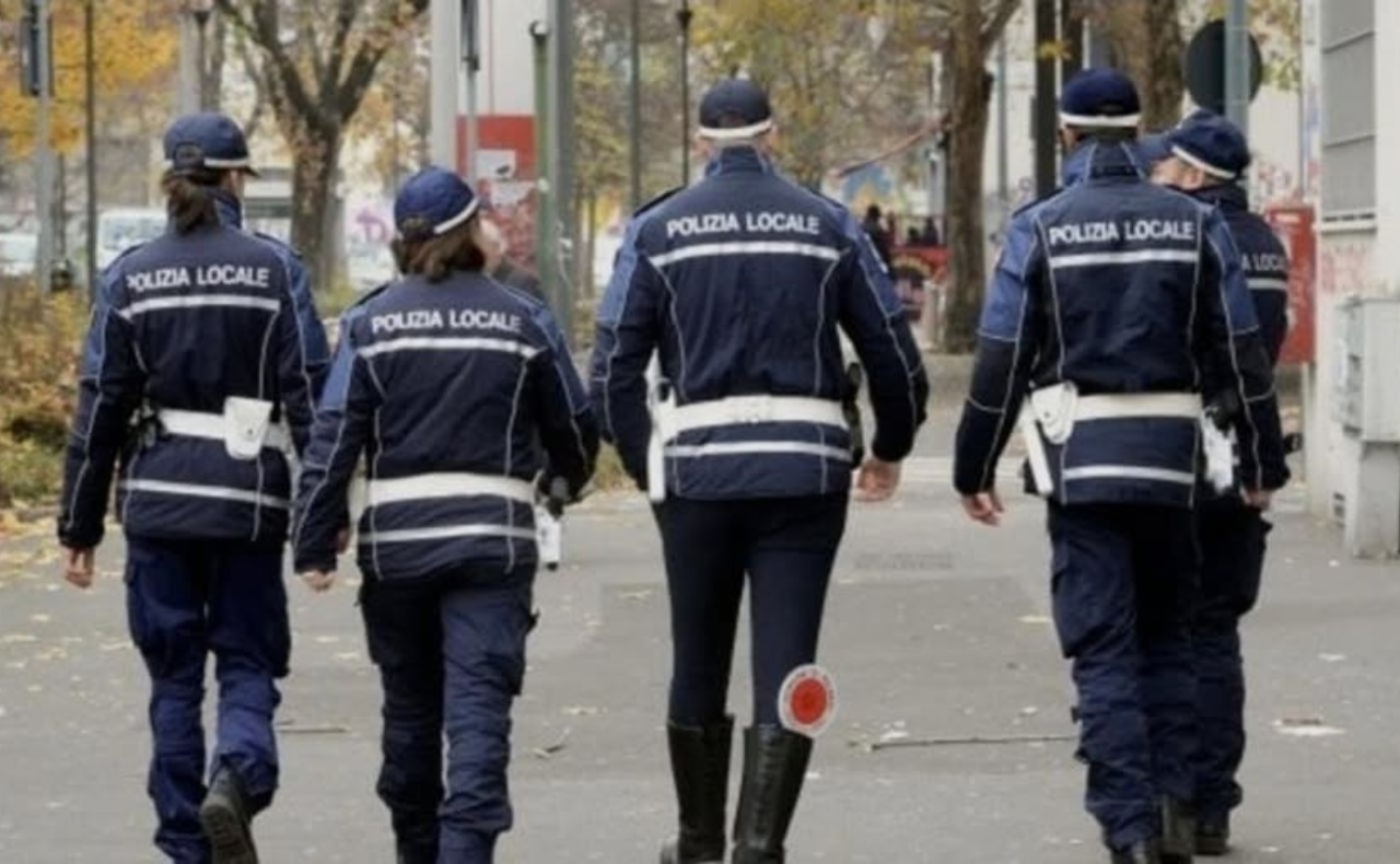 Lacchiarella, abbandona rifiuti alla rotatoria, maxi multa e denuncia