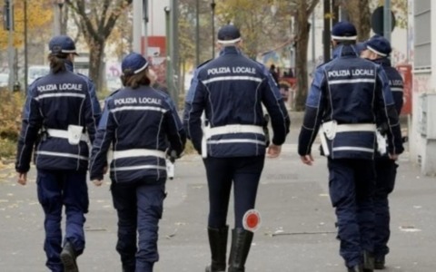 Lacchiarella, abbandona rifiuti alla rotatoria, maxi multa e denuncia