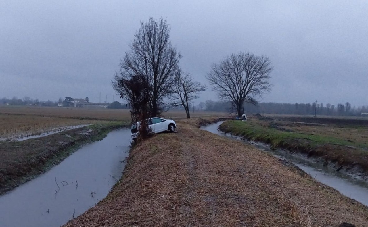 Si perde nei campi con l’auto e finisce fuori strada, 80enne salvato dai carabinieri