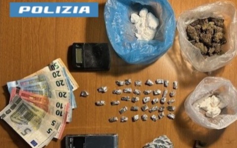 Fermato dalla polizia spacciatore 27enne nel sud Milano: aveva droga e bilancini in casa