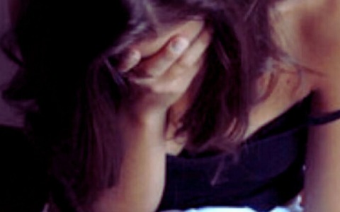 20enne violentata in casa dal compagno, fugge in strada e chiede aiuto