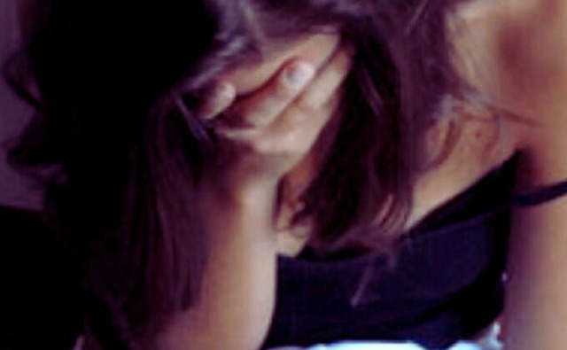 20enne violentata in casa dal compagno, fugge in strada e chiede aiuto