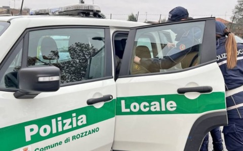 Porta via televisore sottobraccio e spesa senza pagare uscendo da discount di Rozzano: scatta l’inseguimento e 24enne finisce in manette