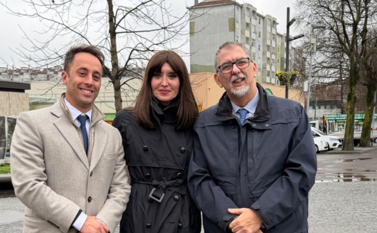 Il ministro Bernini dà il via a un grande murale ispirato all’osservatorio astronomico su un edificio Aler di Rozzano