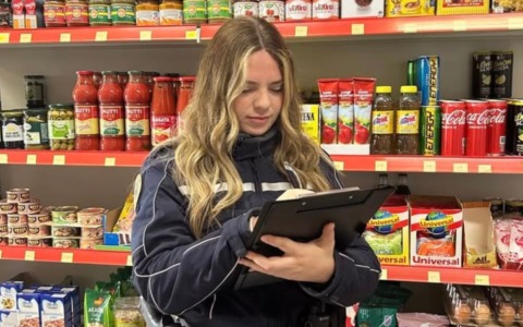 Controlli nei minimarket di Rozzano: alimenti scaduti, sequestri e una denuncia