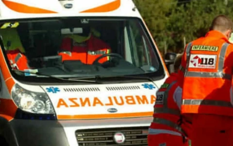 Travolto da un camion alle 6 del mattino sul cavalcavia: morto un uomo di 48 anni