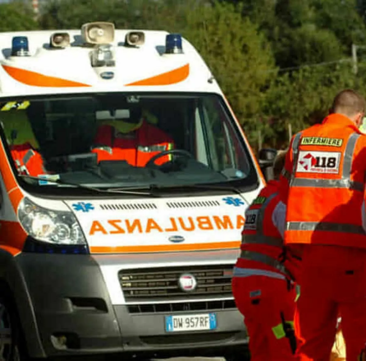 Travolto da un camion alle 6 del mattino sul cavalcavia: morto un uomo di 48 anni