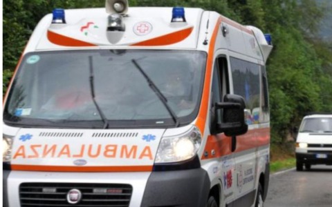 Scooter contro auto a San Donato: 62enne in ospedale in condizioni serie, caccia al pirata