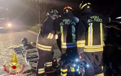 Tragico scontro tra un mezzo pesante e un’auto nel sud Milano: una donna di 59 anni muore sul colpo