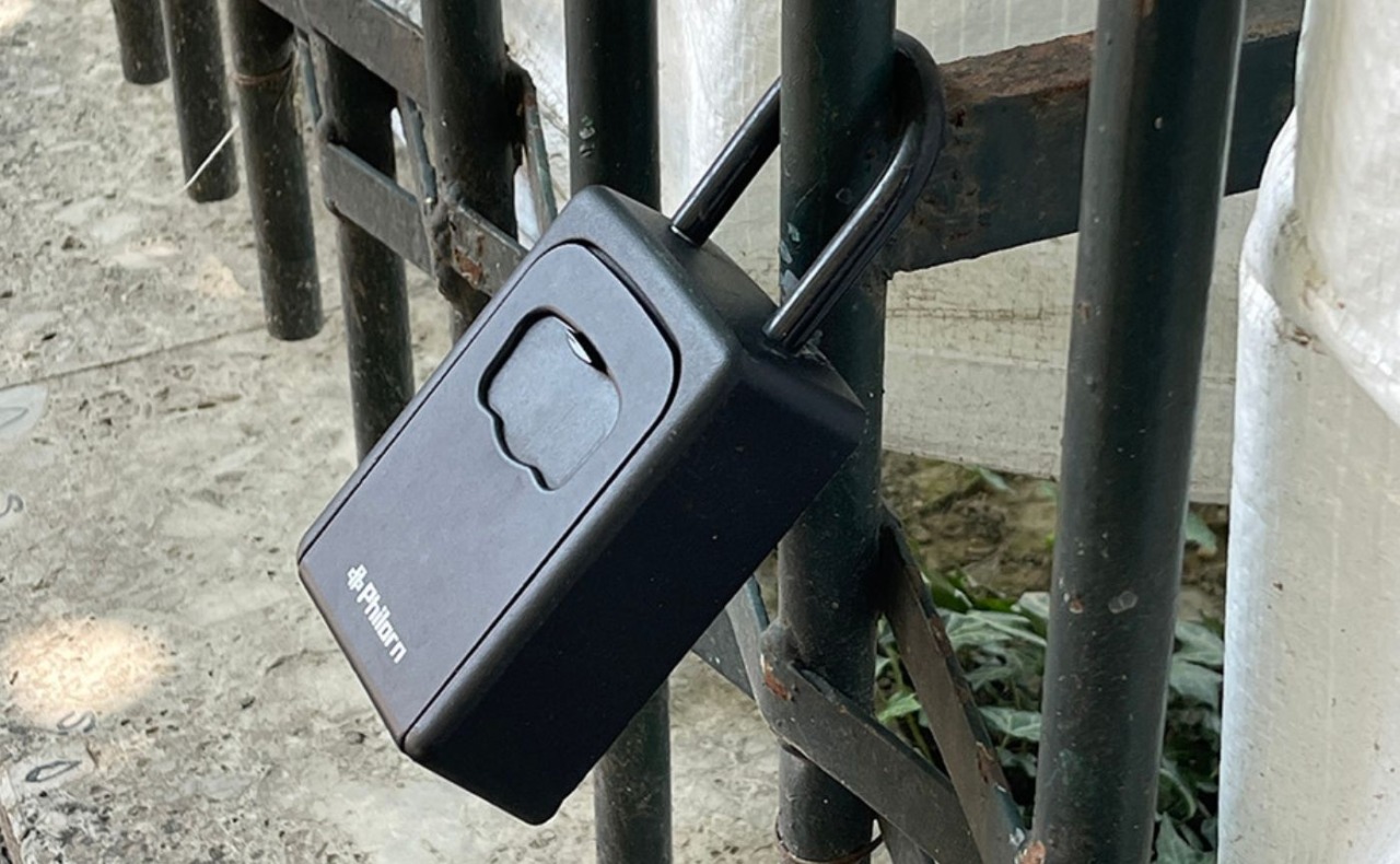 Una lockbox fissata a una ringhiera usata per spacciare cocaina: arrestati due pusher