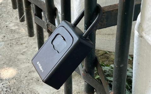 Una lockbox fissata a una ringhiera usata per spacciare cocaina: arrestati due pusher